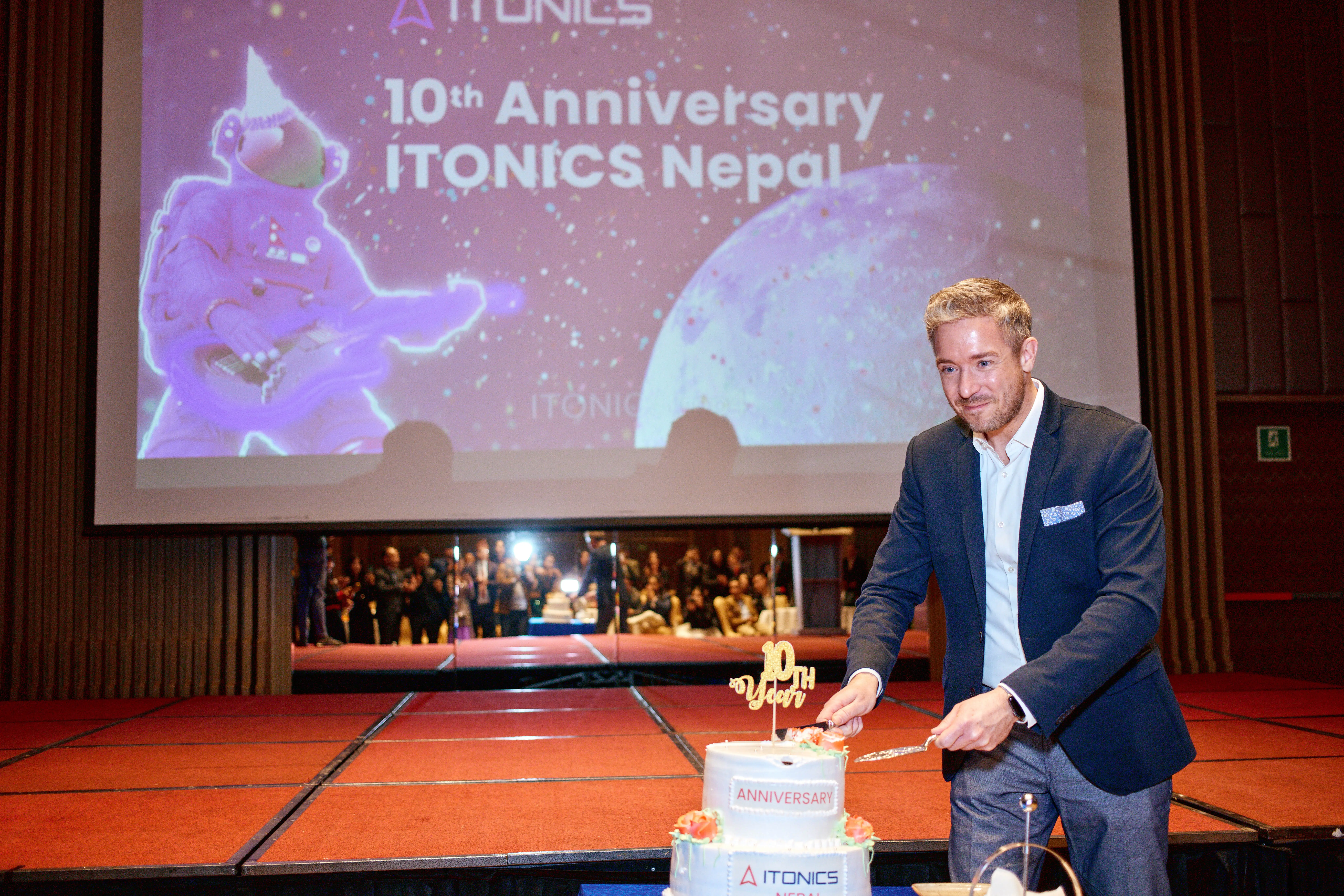 ITONICS Gründer Dr. Michael Durst feiert 10-jähriges Jubiläum von ITONICS Nepal